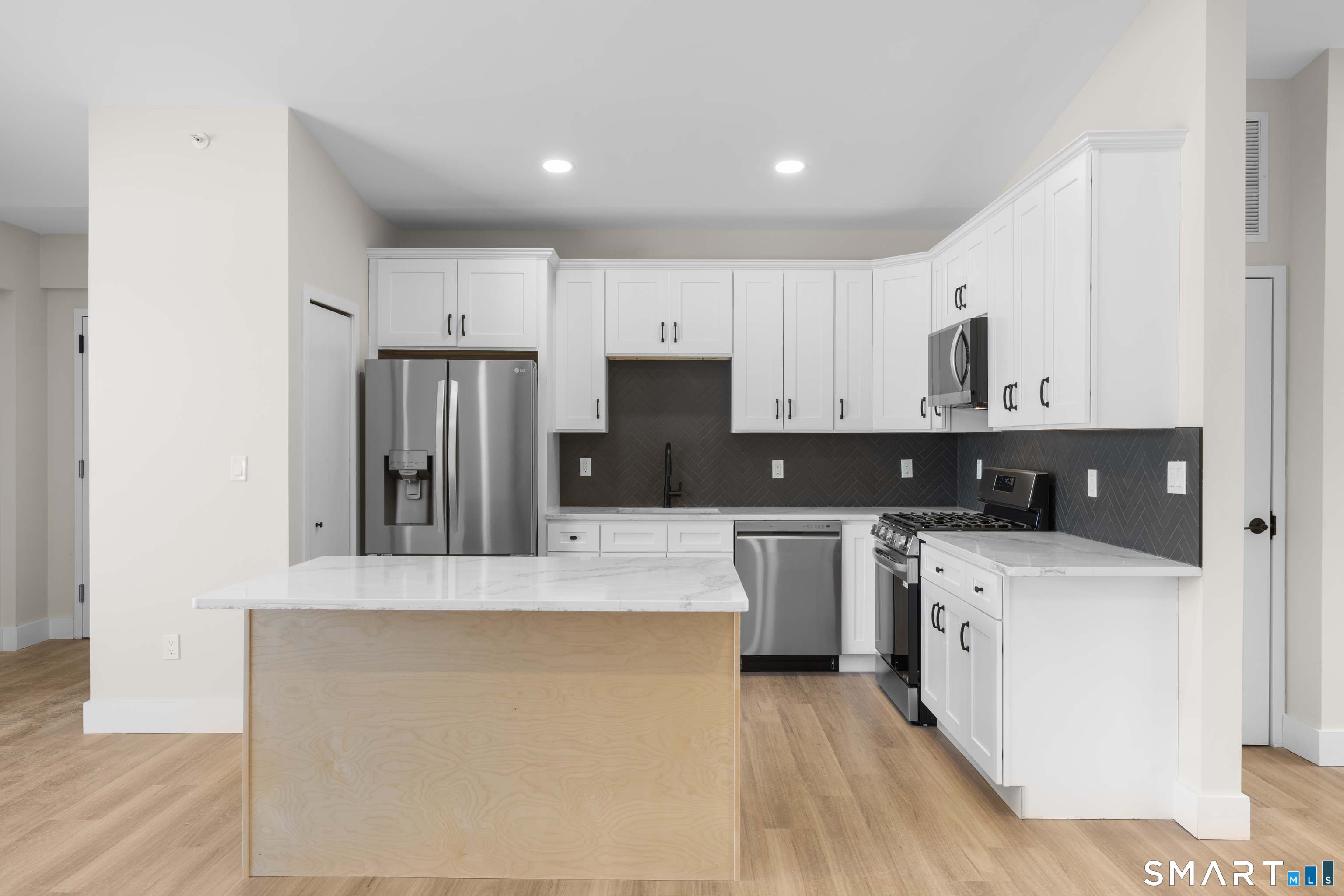 937 Post Road, Unit 3A Fairfield, CT 06824 - Photo 8 of 39