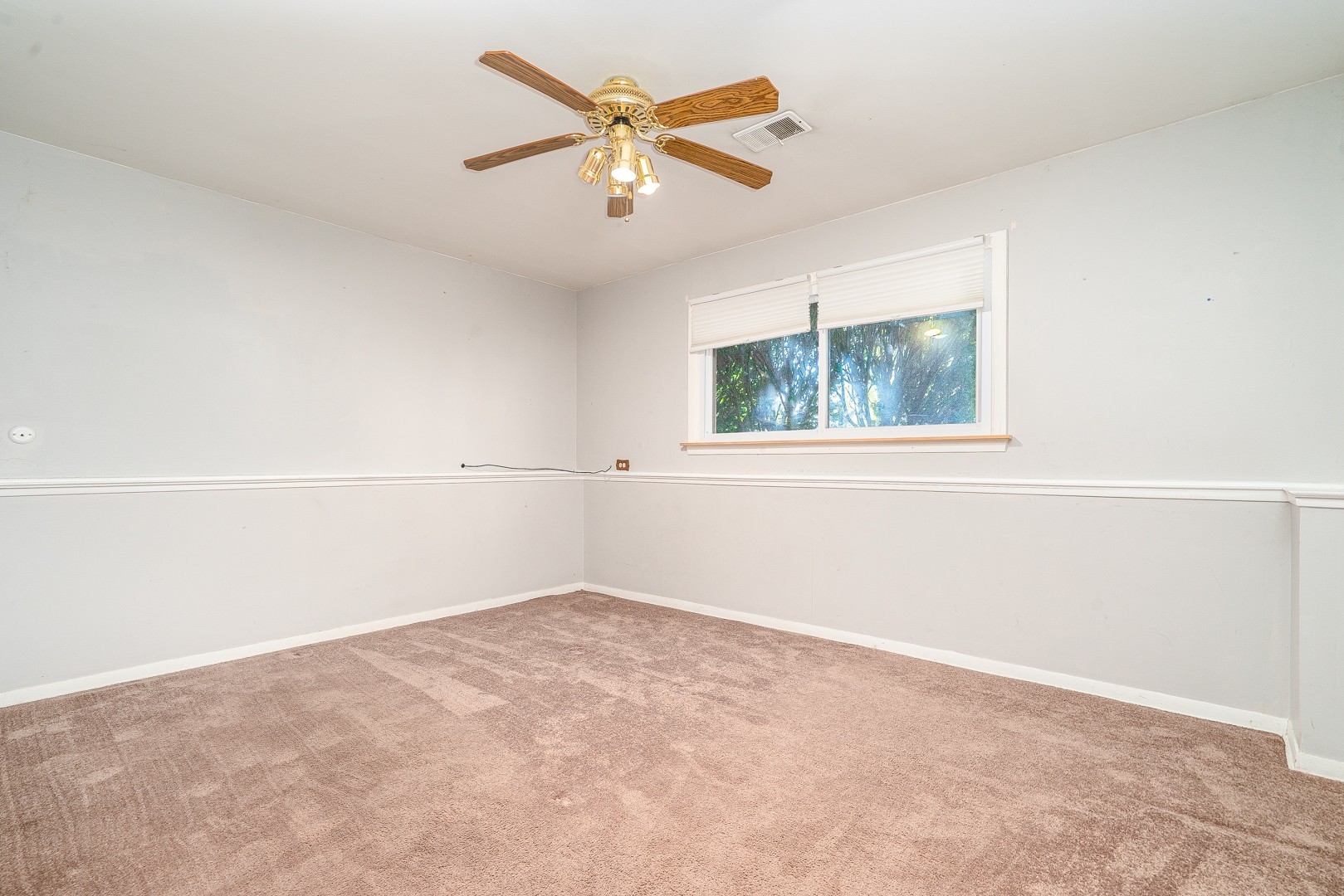 1425 Douglas Lane Crete, IL 60417 - Photo 13 of 19 an empty room with a window and a ceiling fan