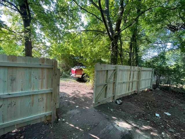 a view of a backyard