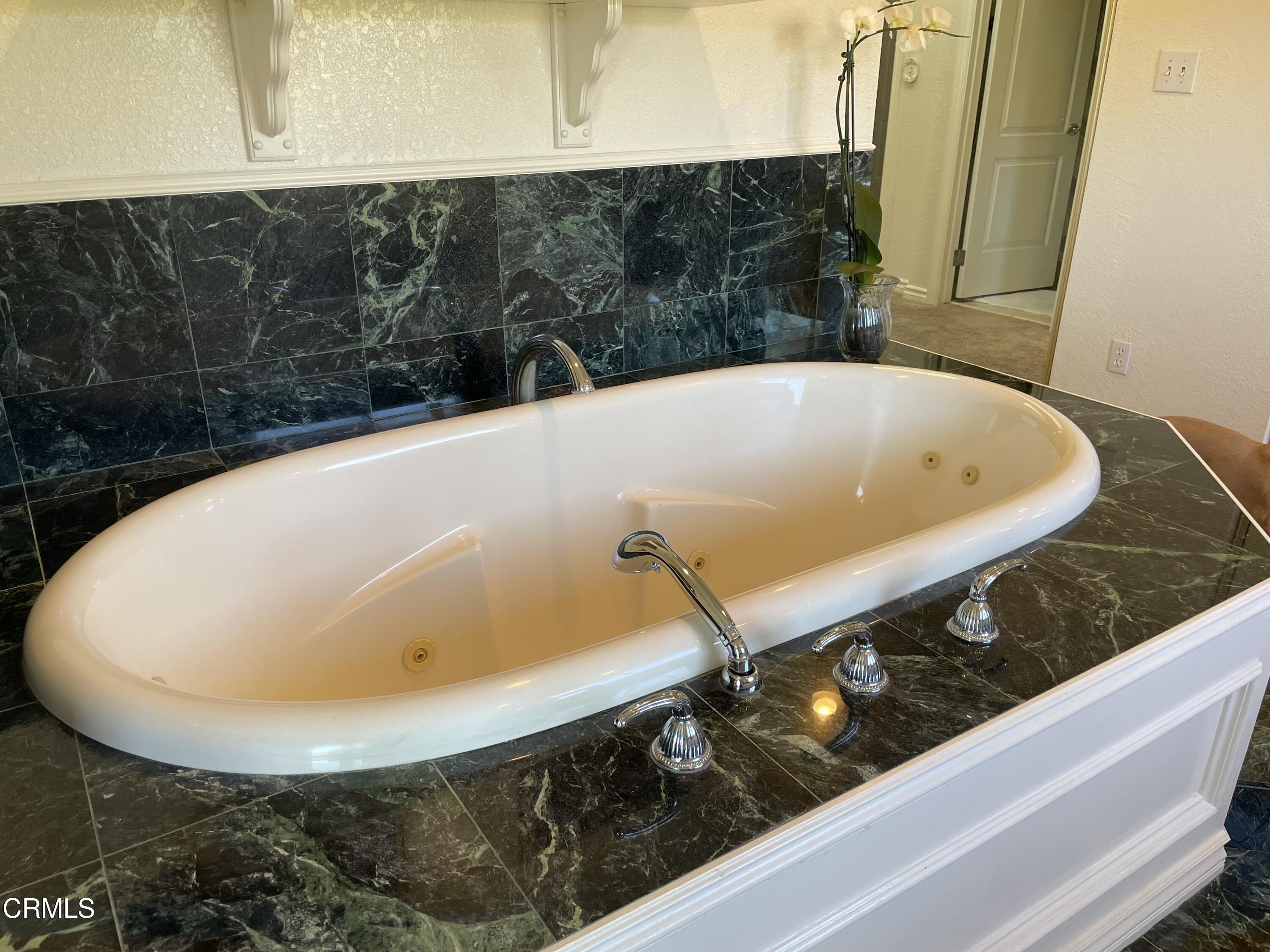 1590 Frazier Street Camarillo, CA 93012 - Photo 18 of 38 tub