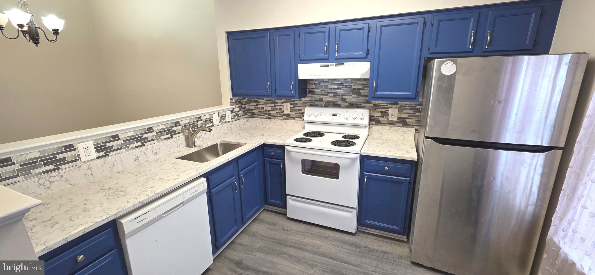 9381 Scarlet Oak Drive Manassas, VA 20110 - Photo 3 of 17 Upgraded kitchen