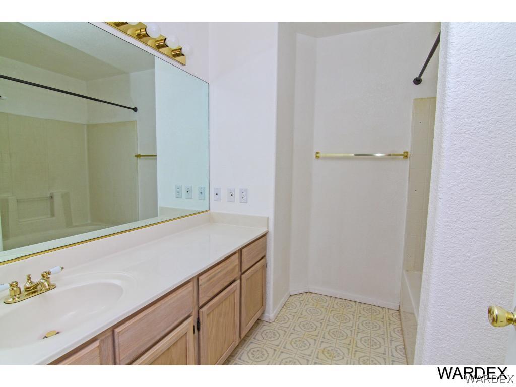 3655 San Pedro Road Golden Valley, AZ 86413 - Photo 17 of 21 Master Bathroom