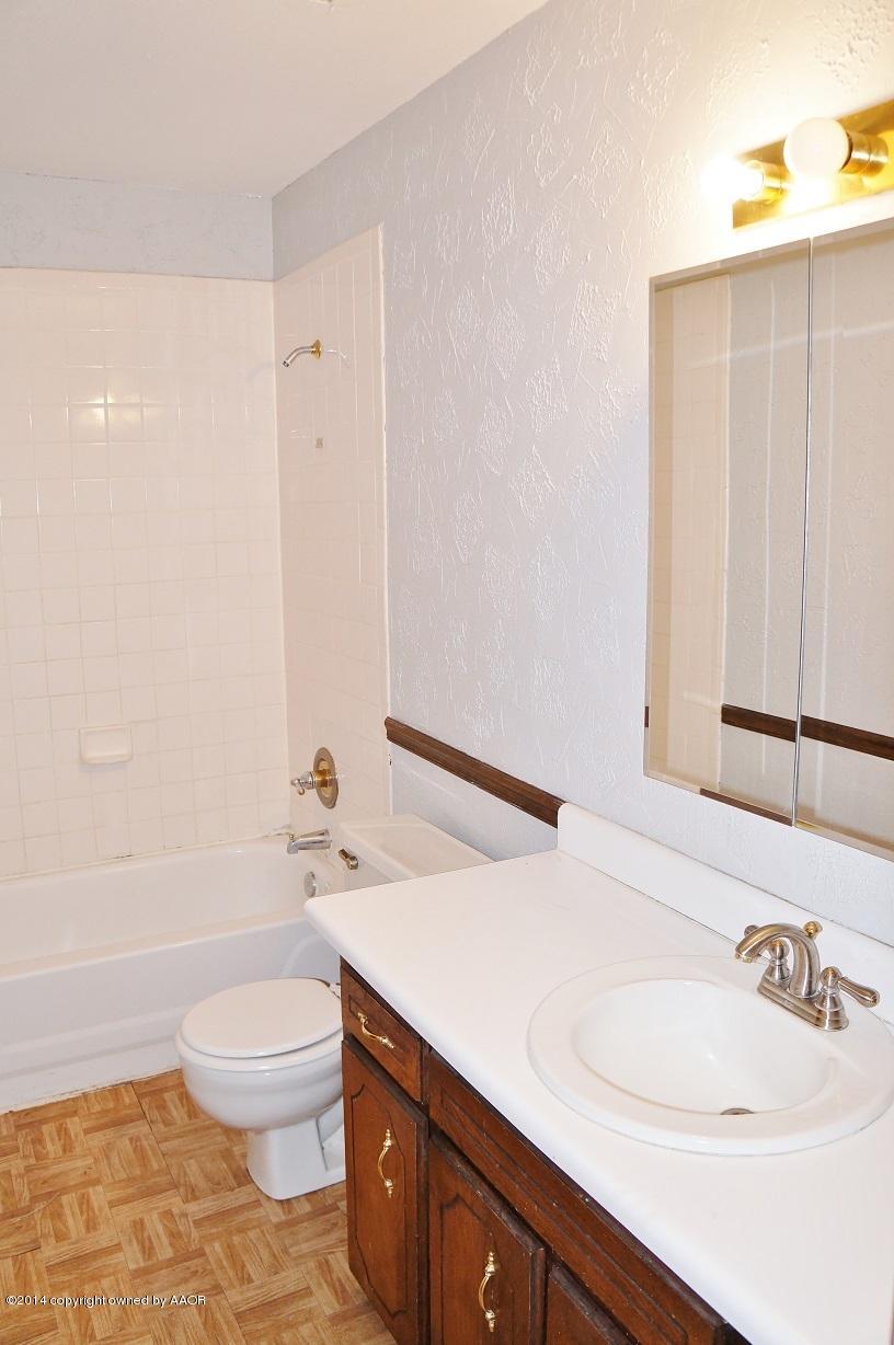 4200 Arden Road Amarillo, TX 79110 - Photo 8 of 15 Main Bathroom