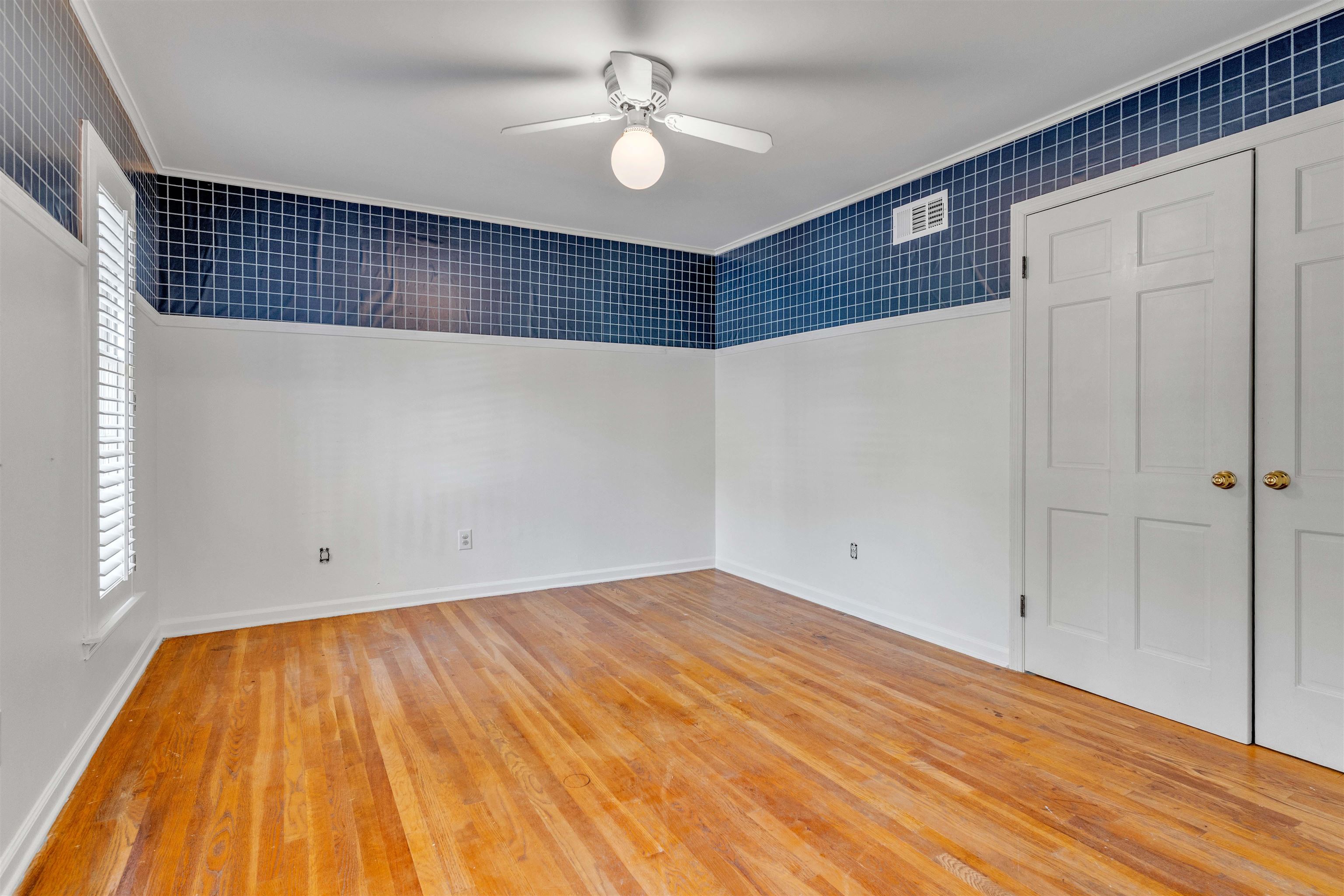 2014 Heather Cove Memphis, TN 38119 - Photo 32 of 40 Empty room featuring light wood-type flooring, ceiling fan, and crown molding