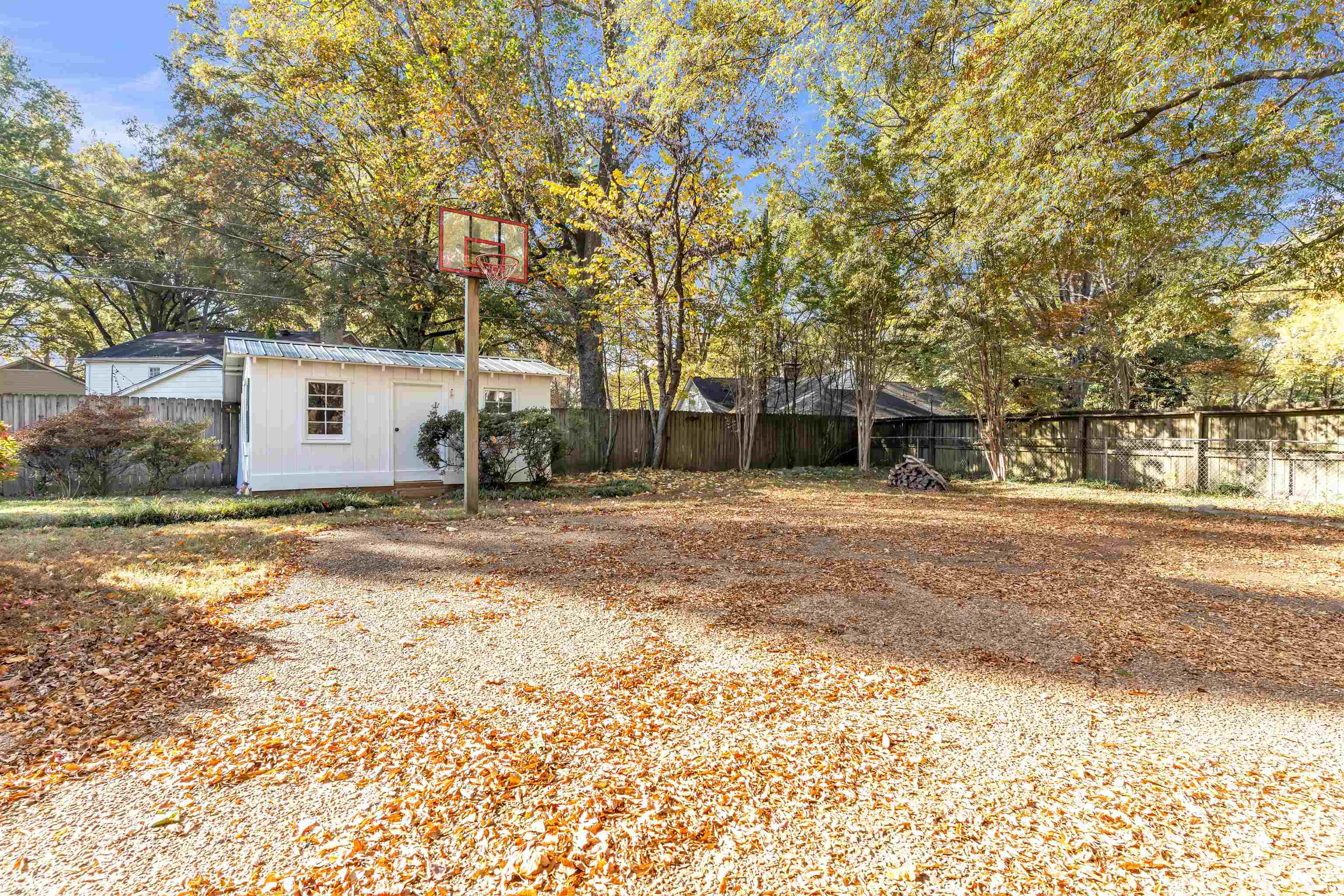 2014 Heather Cove Memphis, TN 38119 - Photo 36 of 40 a backyard of a house with large trees and outdoor seating