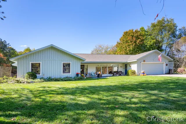$400,000 | 12501 Pine Island Drive Northeast, Sparta, MI 49345