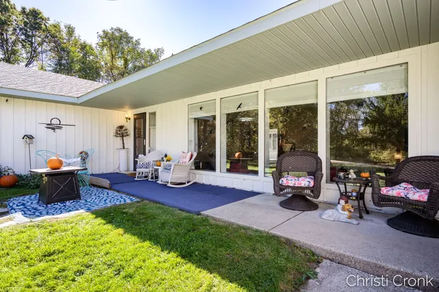 $400,000 | 12501 Pine Island Drive Northeast, Sparta, MI 49345