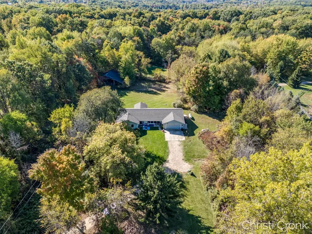 $400,000 | 12501 Pine Island Drive Northeast, Sparta, MI 49345