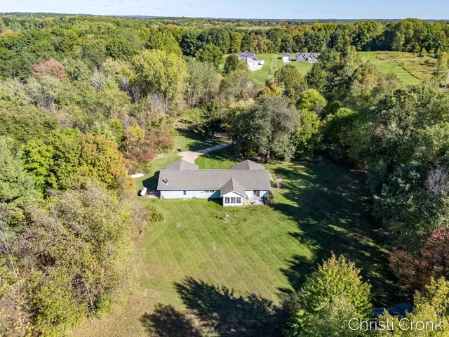 $400,000 | 12501 Pine Island Drive Northeast, Sparta, MI 49345