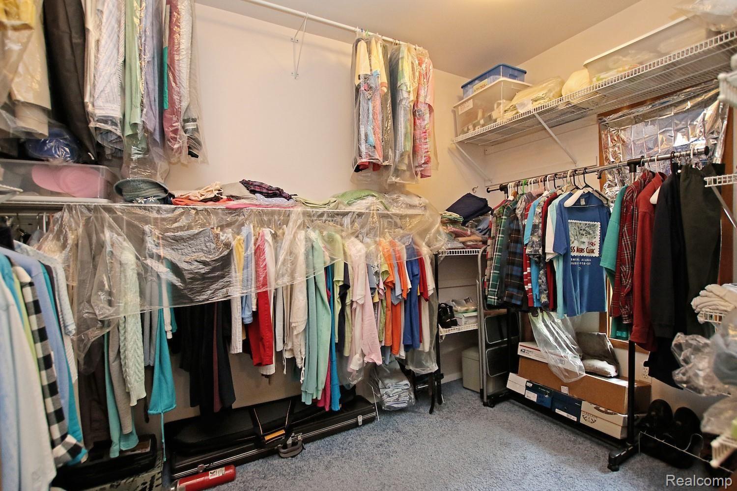 9175 Ridge Road Goodrich, MI 48438 - Photo 29 of 59 29) Master Closet.jpg