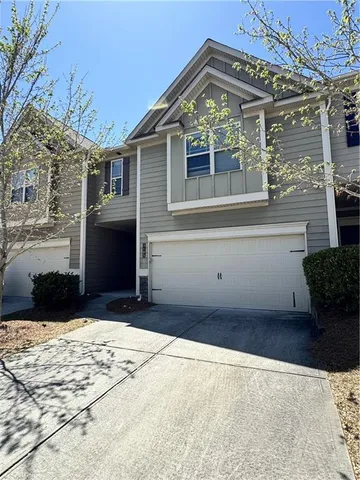 a view of entryway with a outdoor space
