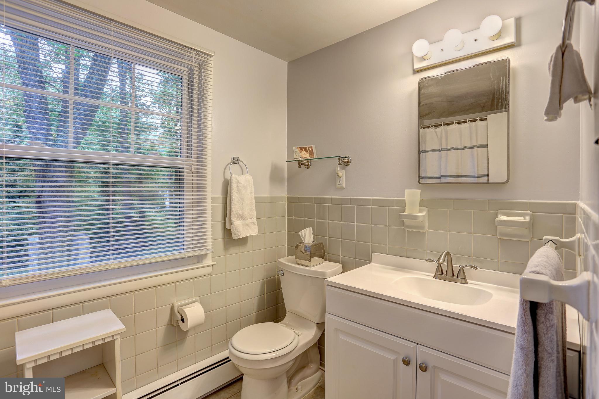 378 Dutch Ship Road Pasadena, MD 21122 - Photo 18 of 27 Hall bath with tub/shower