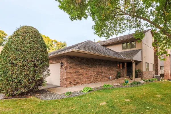 $599,000 | 1148 Hollybrook Drive, Wayzata, MN 55391