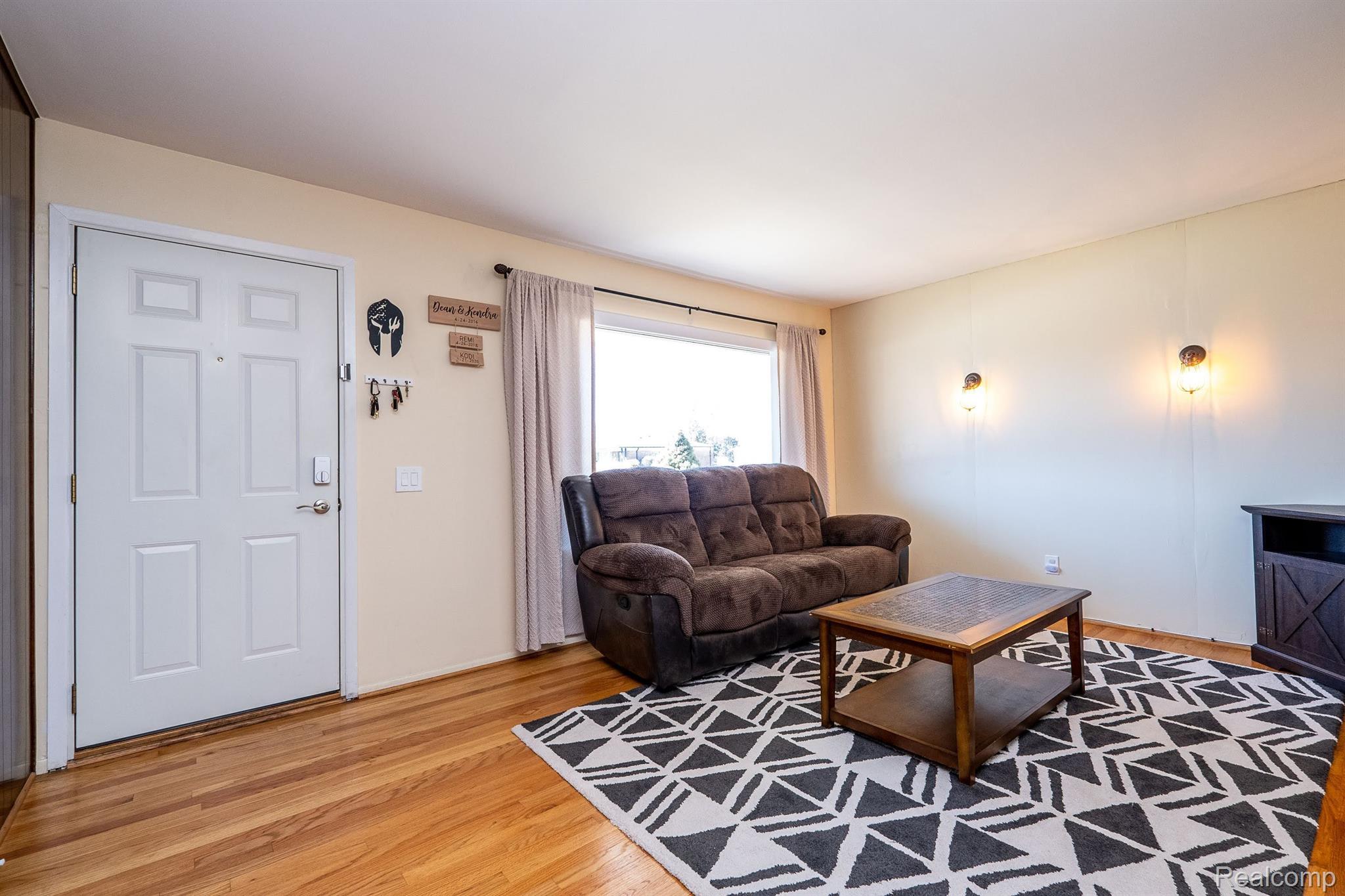 31252 Kelly Road Roseville, MI 48066 - Photo 4 of 36 Gallery Image 4
