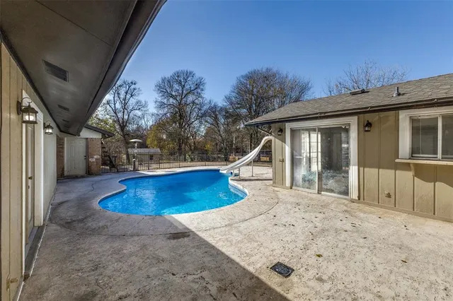 a view of a wrought fence