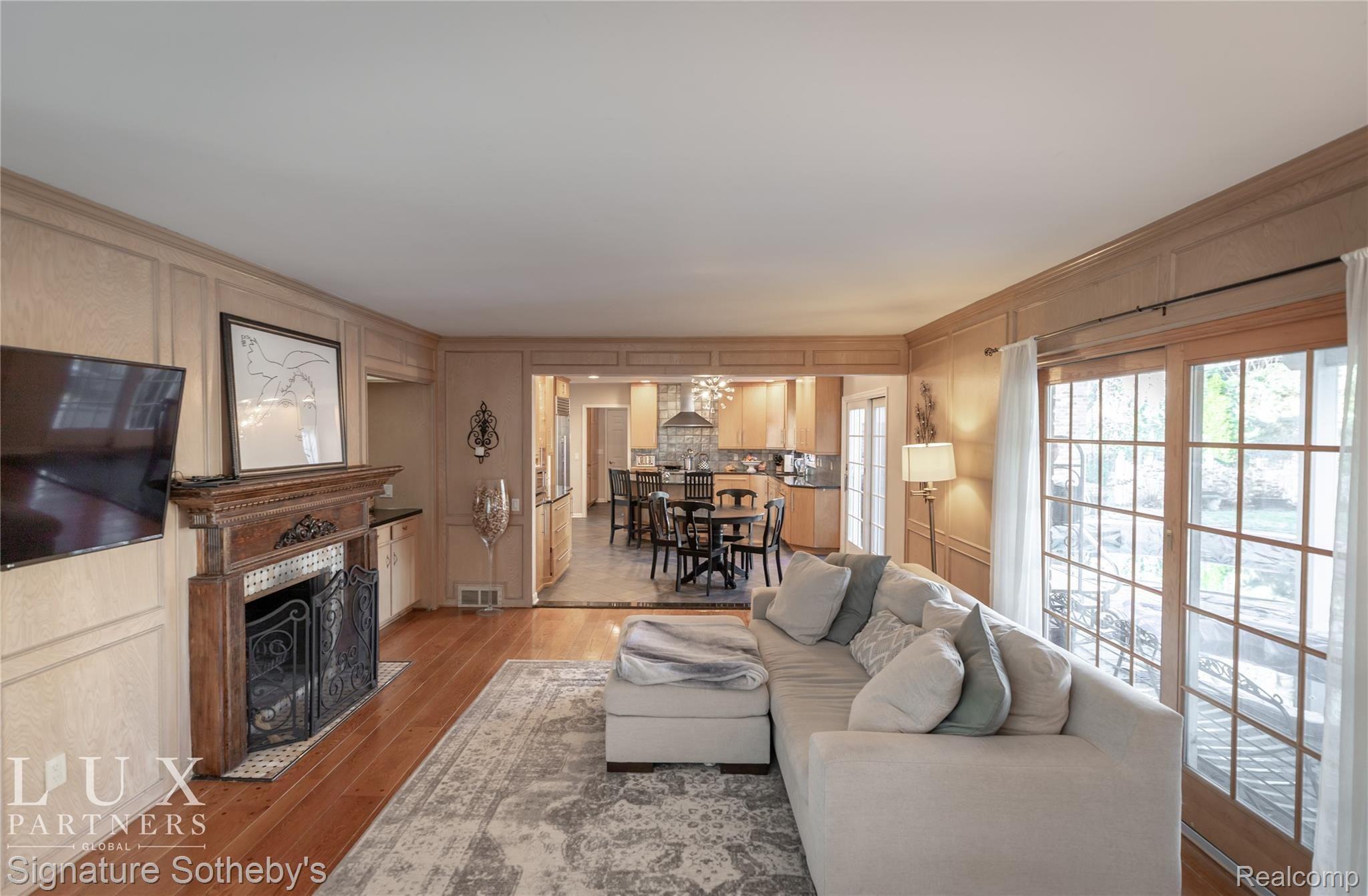 563 Shelden Road Grosse Pointe, MI 48236 - Photo 3 of 25 1 (3 of 26).jpg