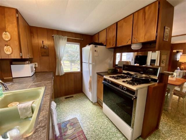 5865 West 50 Road Cadillac, MI 49601 - Photo 3 of 45 1878688-2