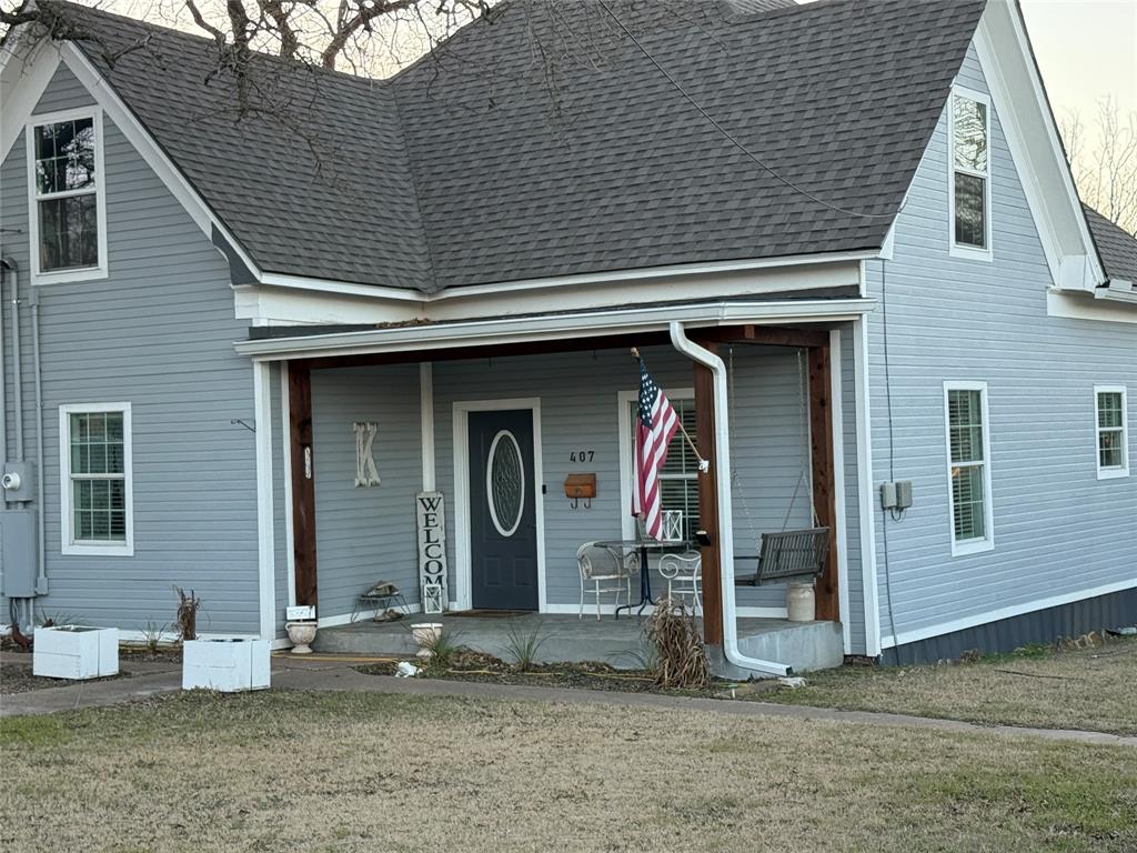 407 South Reagan Street Hamilton, TX 76531 - Photo 2 of 39 a front view of a house