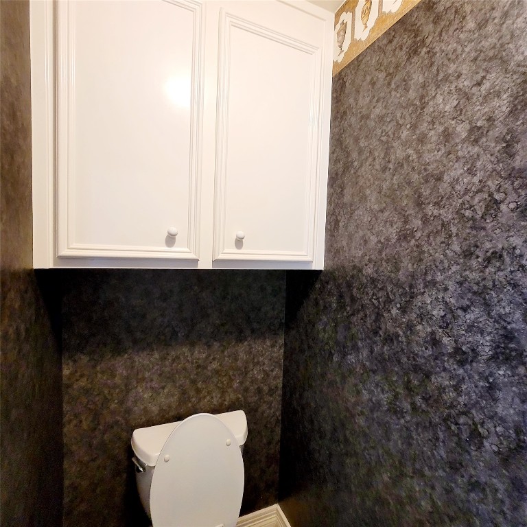 1526 Nevada Street Houston, TX 77006 - Photo 26 of 38 a bathroom with a toilet