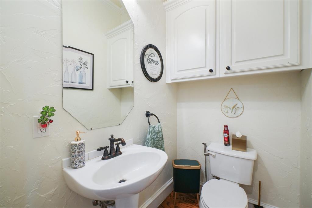 612 Rockingham Drive Irving, TX 75063 - Photo 24 of 39 a bathroom with a toilet a sink and a mirror