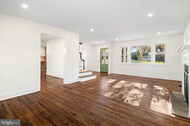 a view of a livingroom with wooden floor and window
