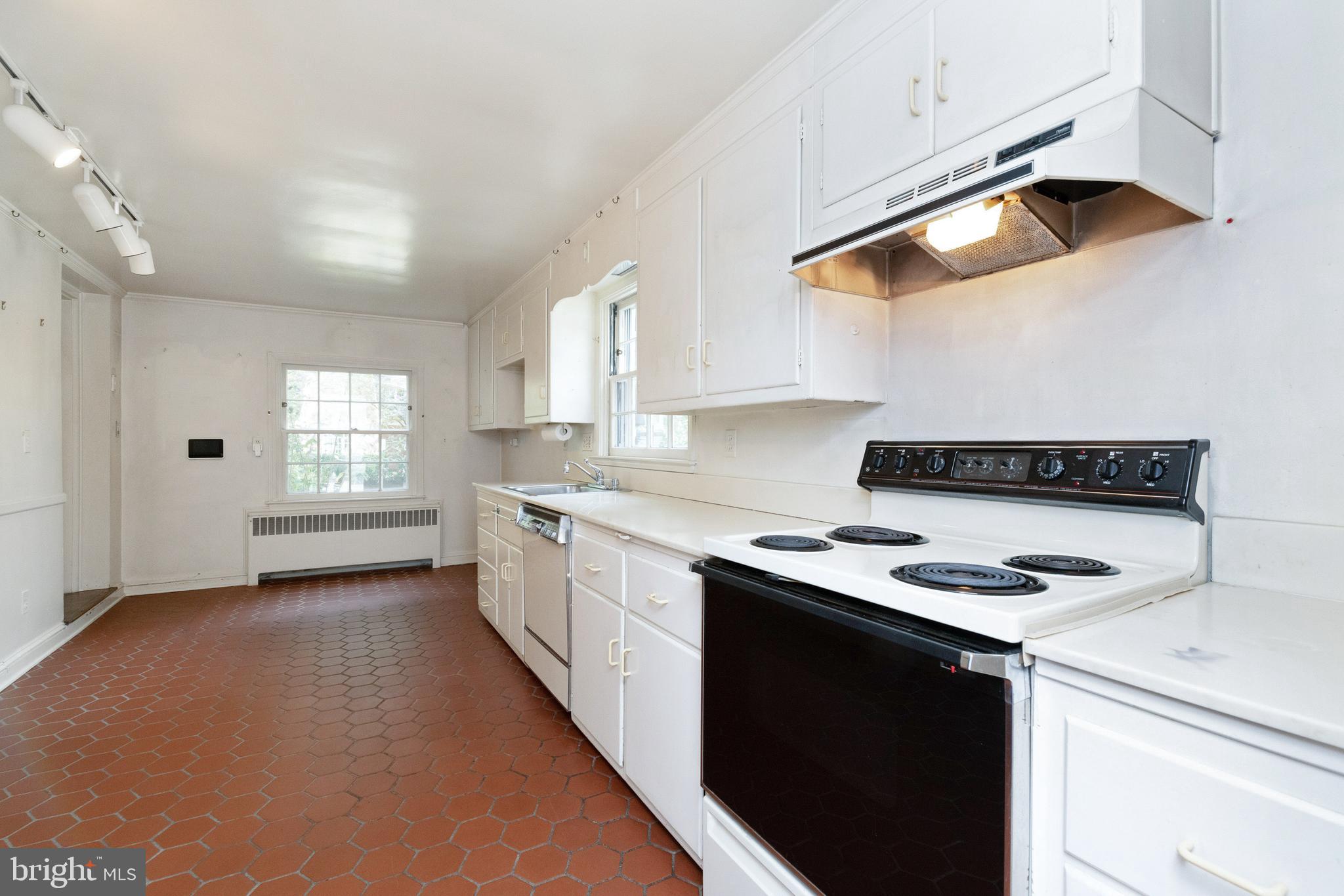 601 Coventry Road Baltimore, MD 21286 - Photo 11 of 43 Spacious Kitchen