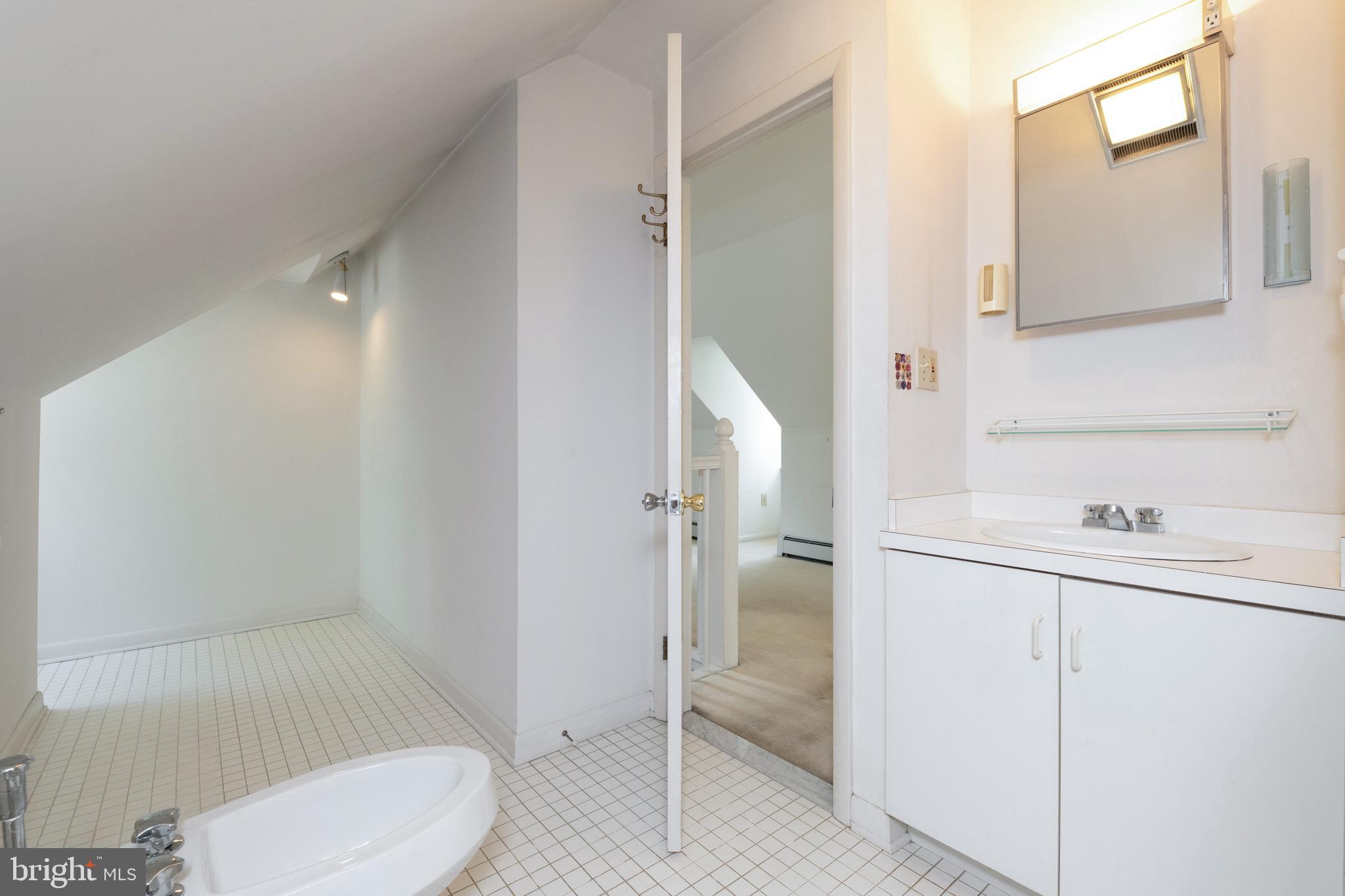 601 Coventry Road Baltimore, MD 21286 - Photo 32 of 43 Upper Level Full Bath