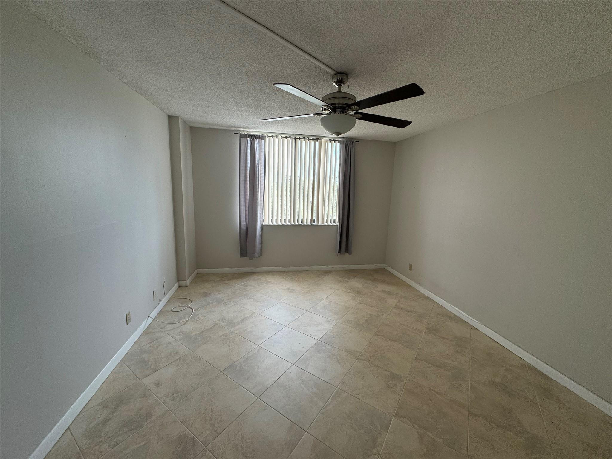 901 Hillcrest Drive, Unit 401 Hollywood, FL 33021 - Photo 4 of 21 Photo 4