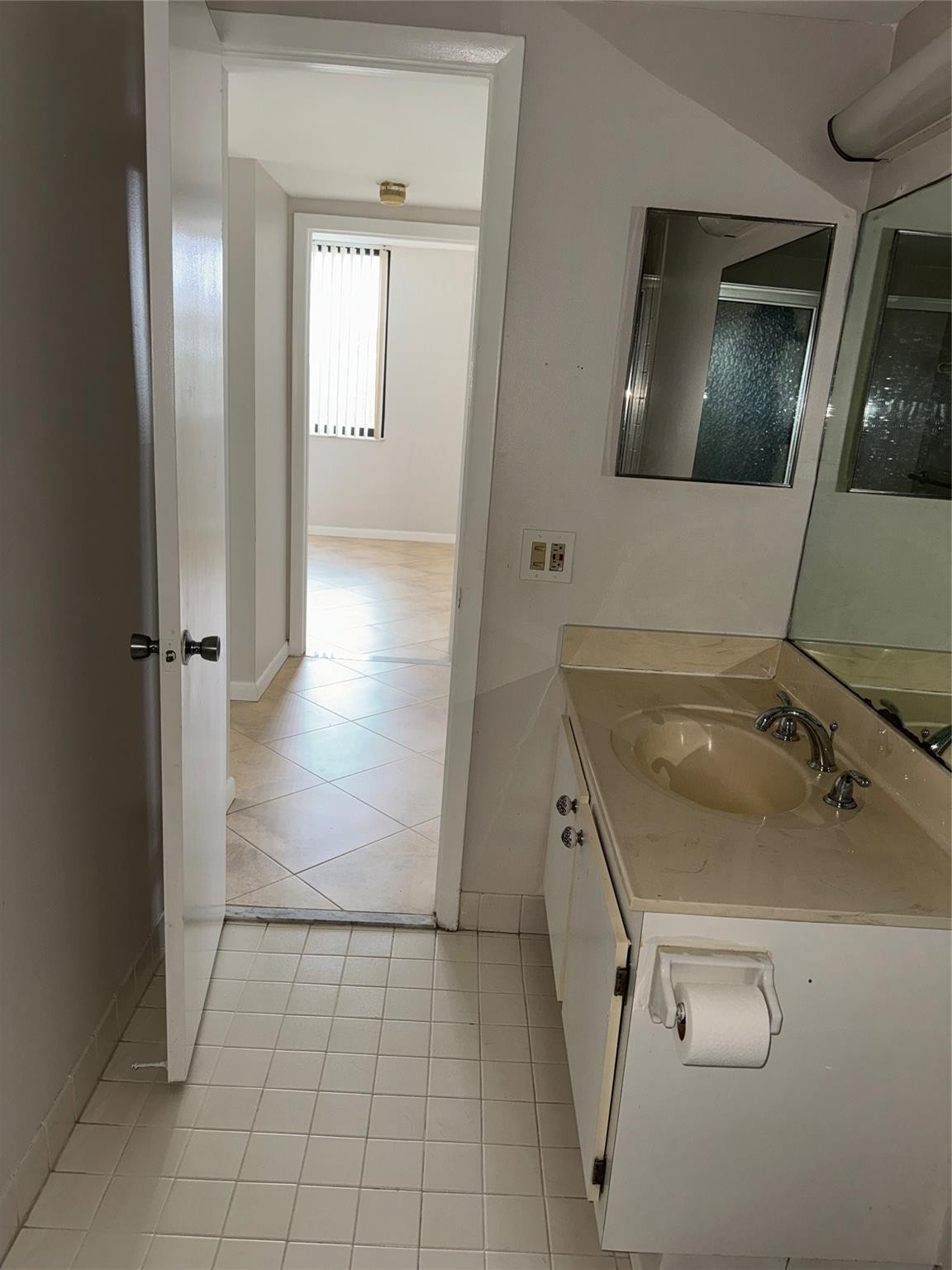 901 Hillcrest Drive, Unit 401 Hollywood, FL 33021 - Photo 8 of 21 Photo 8