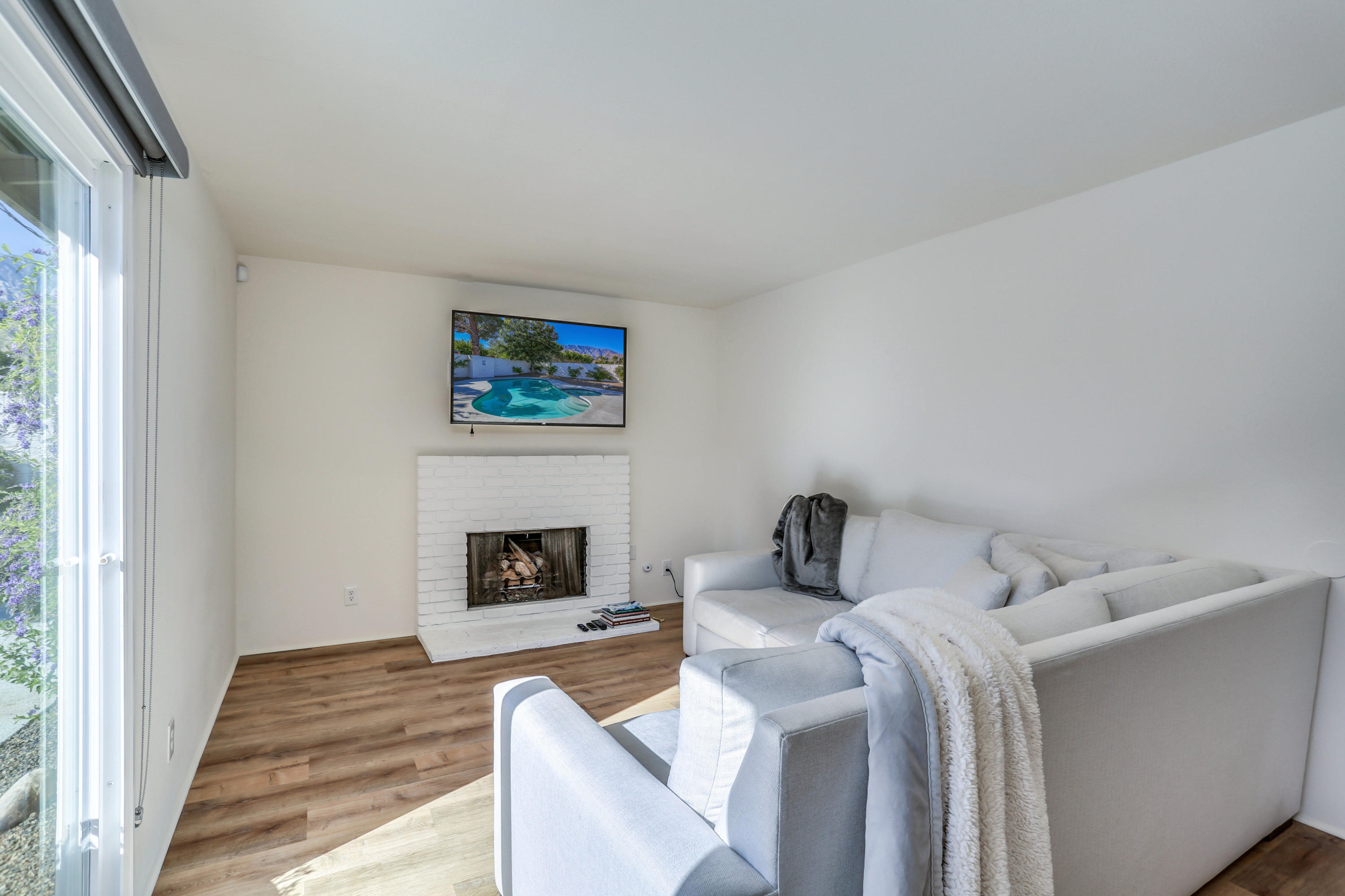 2219 East Bellamy Road Palm Springs, CA 92262 - Photo 11 of 27 Family room view 2