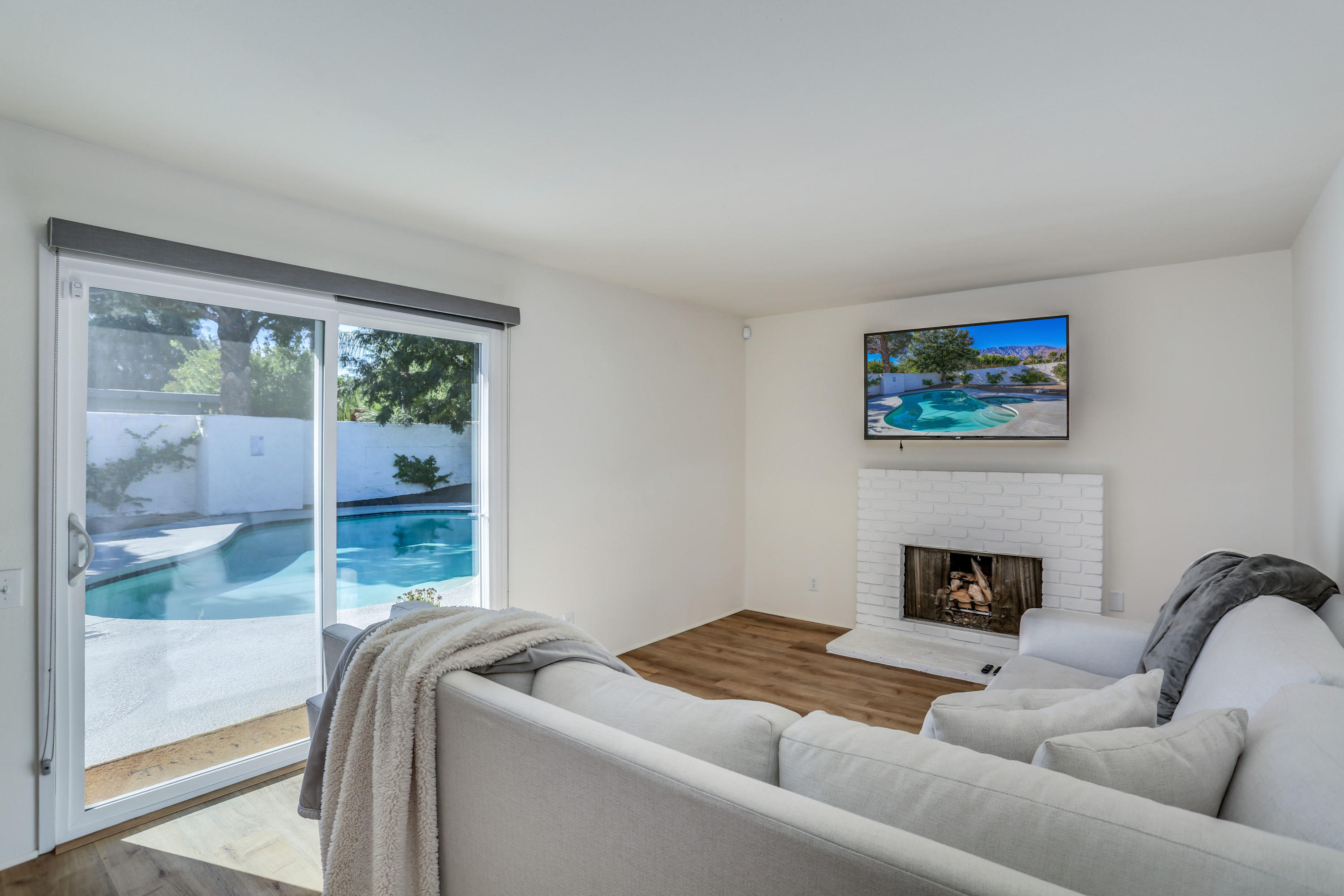 2219 East Bellamy Road Palm Springs, CA 92262 - Photo 12 of 27 Family room view 3-pool view