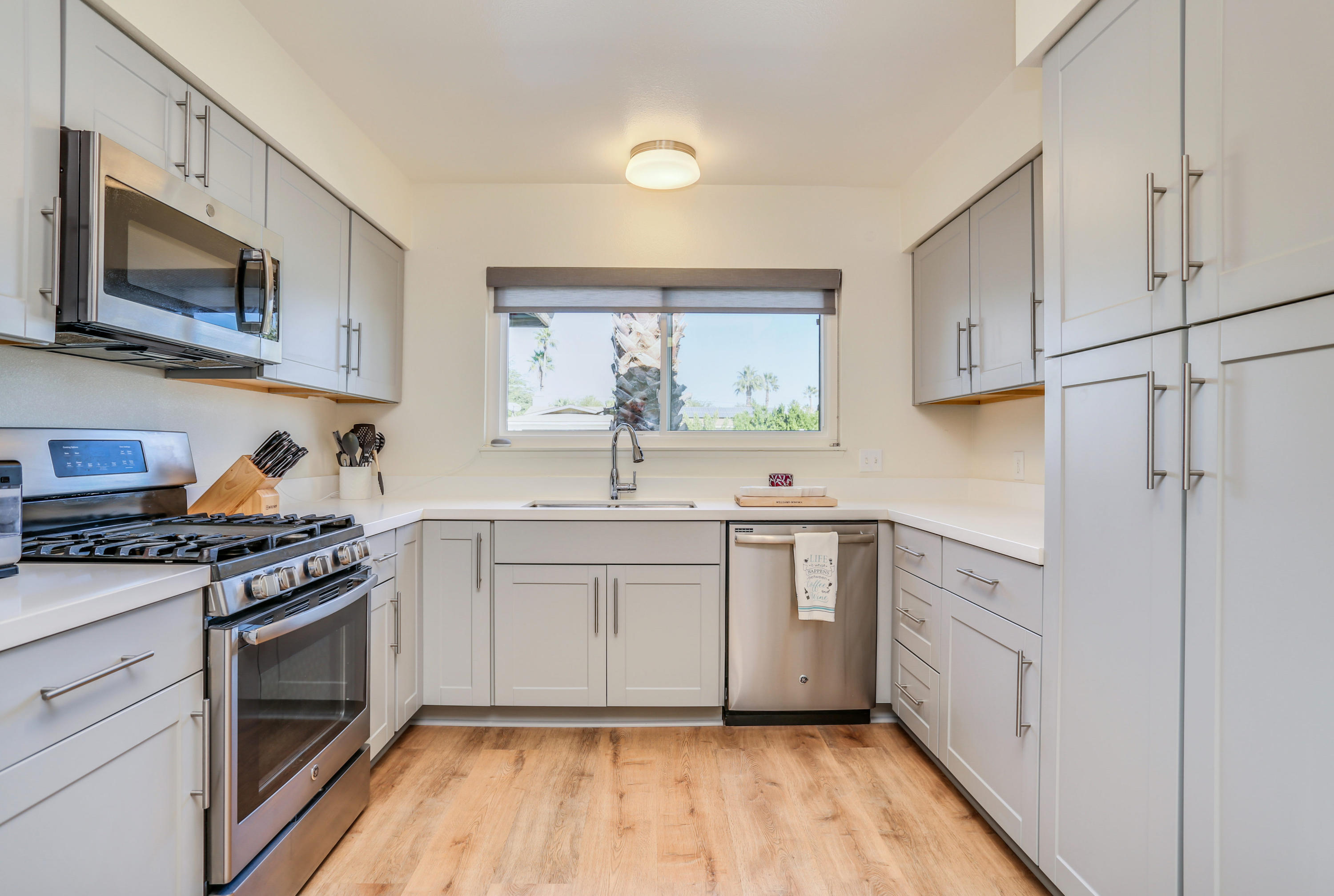 2219 East Bellamy Road Palm Springs, CA 92262 - Photo 5 of 27 Chef's kitchen
