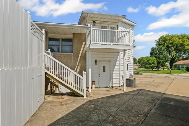 a view of a house with backyard