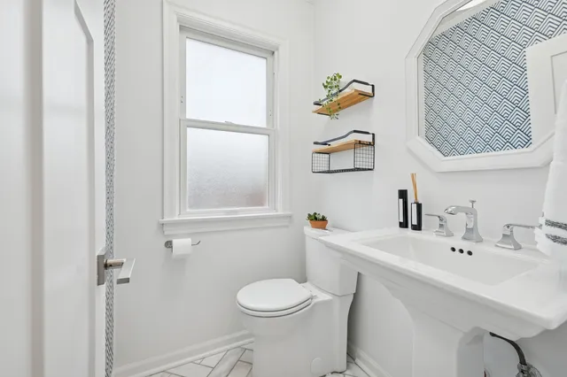 $894,900 | 1221 North East Avenue, Oak Park, IL 60302