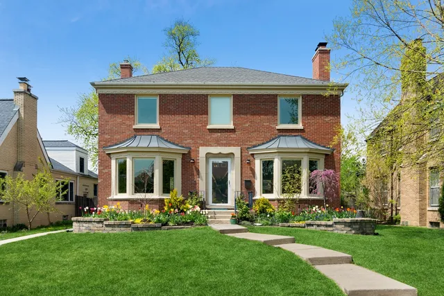 $894,900 | 1221 North East Avenue, Oak Park, IL 60302