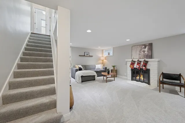 $894,900 | 1221 North East Avenue, Oak Park, IL 60302