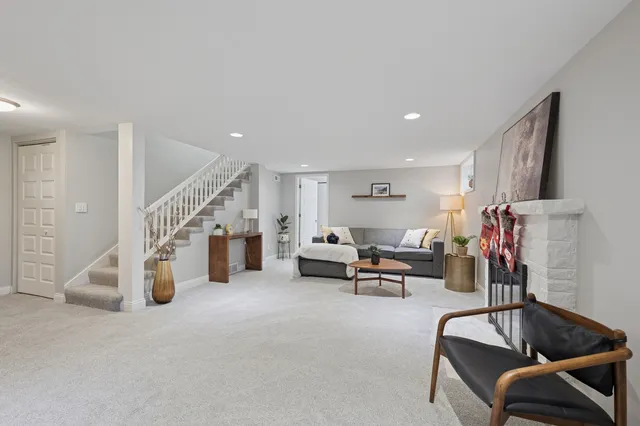 $894,900 | 1221 North East Avenue, Oak Park, IL 60302