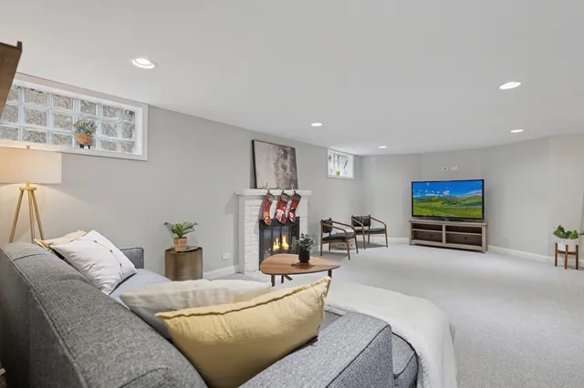 $894,900 | 1221 North East Avenue, Oak Park, IL 60302