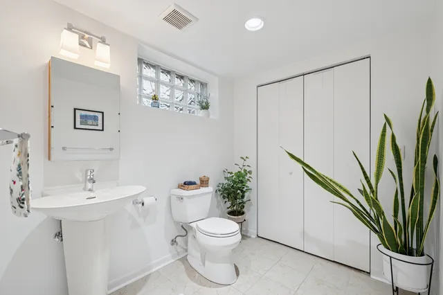 $894,900 | 1221 North East Avenue, Oak Park, IL 60302