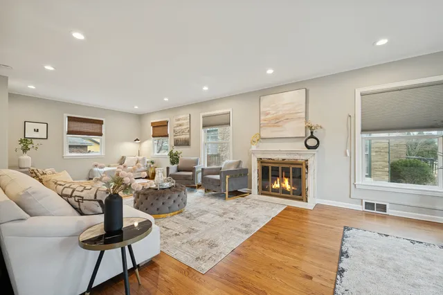 $894,900 | 1221 North East Avenue, Oak Park, IL 60302