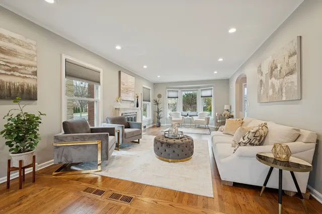 $894,900 | 1221 North East Avenue, Oak Park, IL 60302