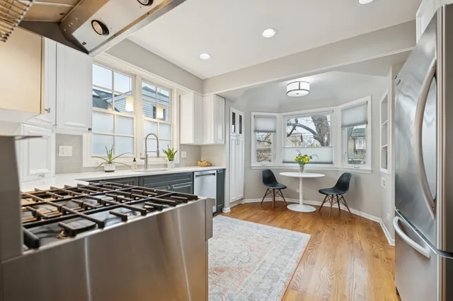 $894,900 | 1221 North East Avenue, Oak Park, IL 60302