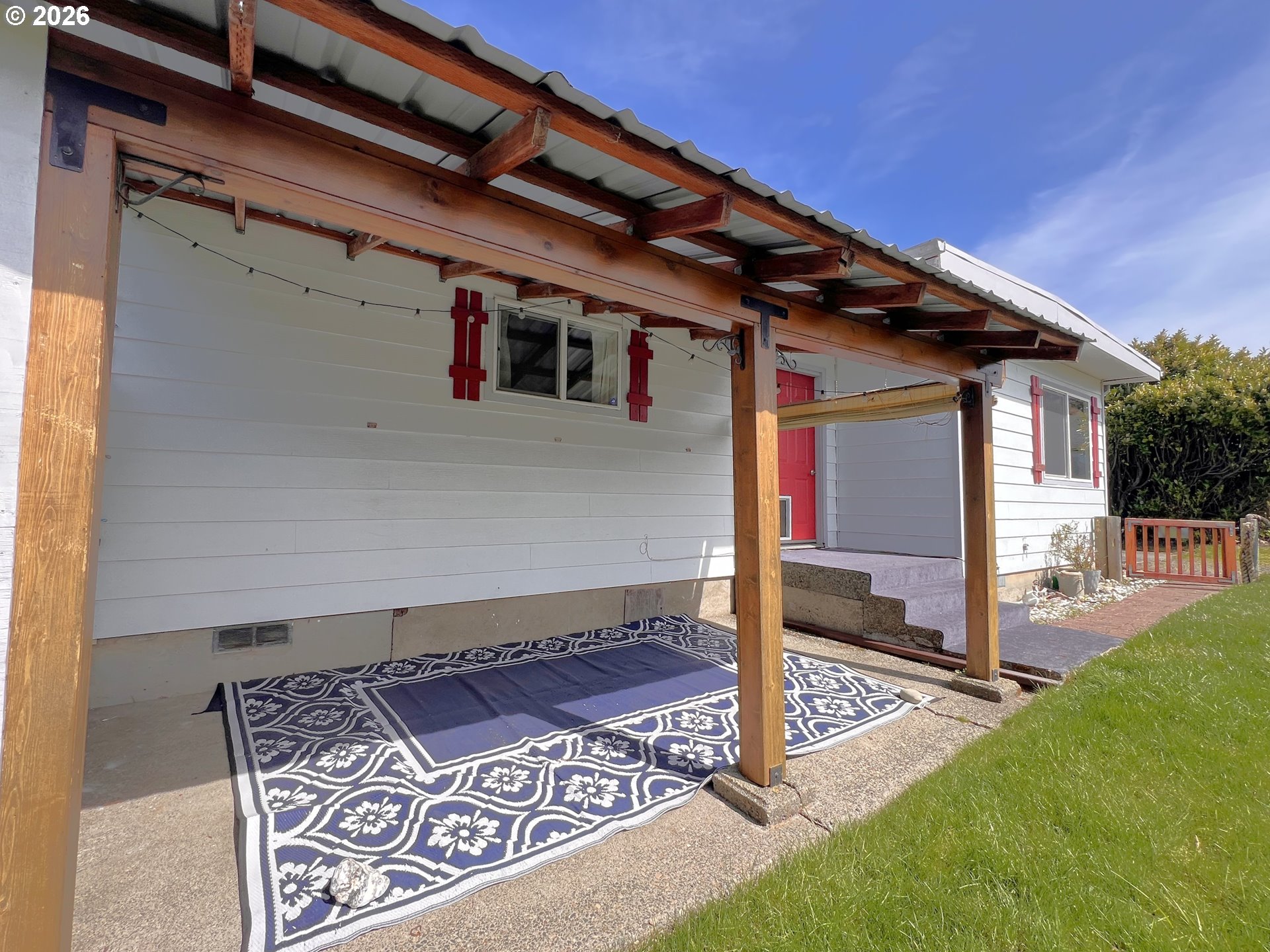1092 Lewis Street North Bend, OR 97459 - Photo 3 of 43 a front view of a house