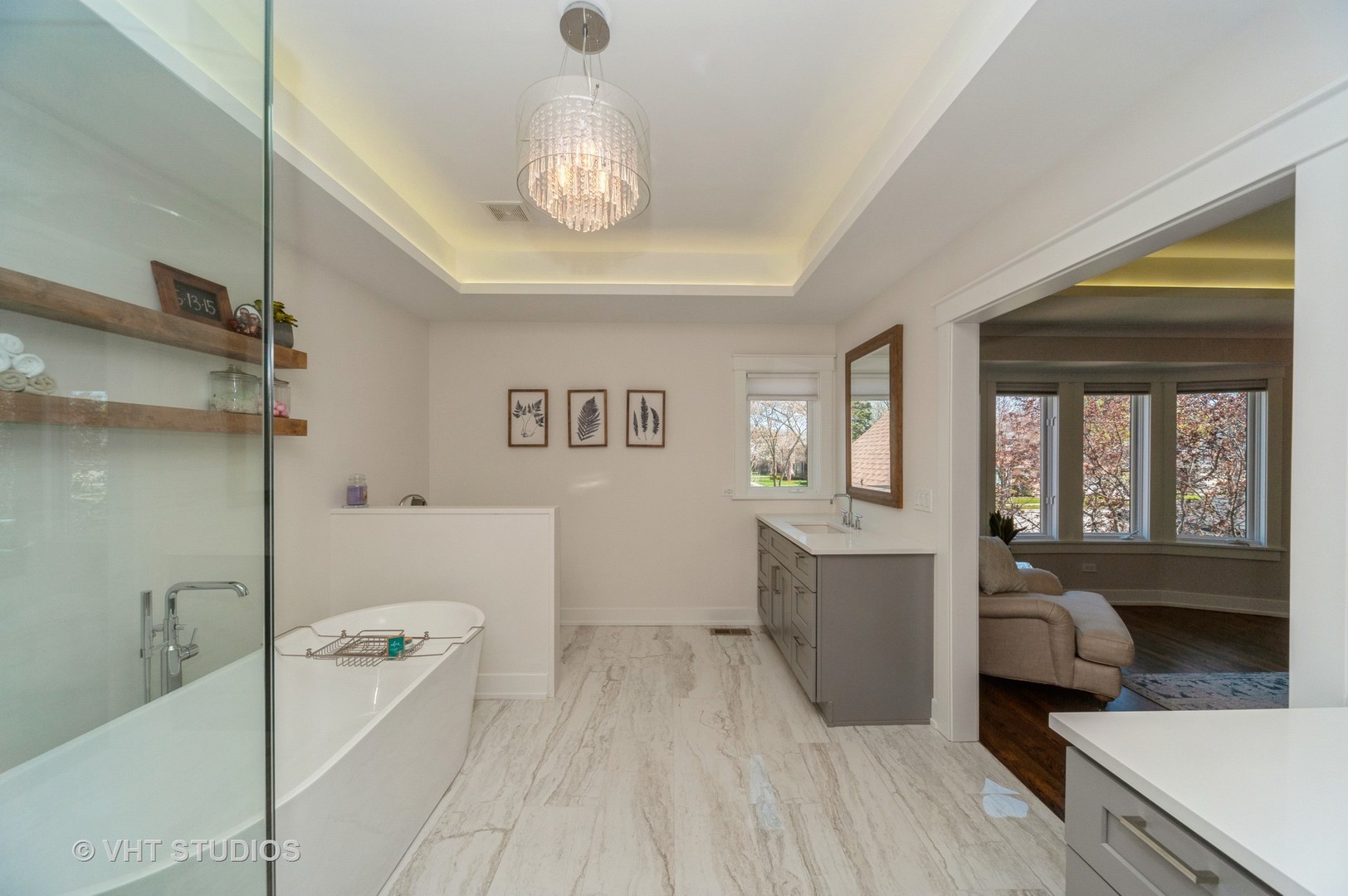 217 Devon Avenue Park Ridge, IL 60068 - Photo 14 of 28 a bathroom with a sink a toilet and bathtub