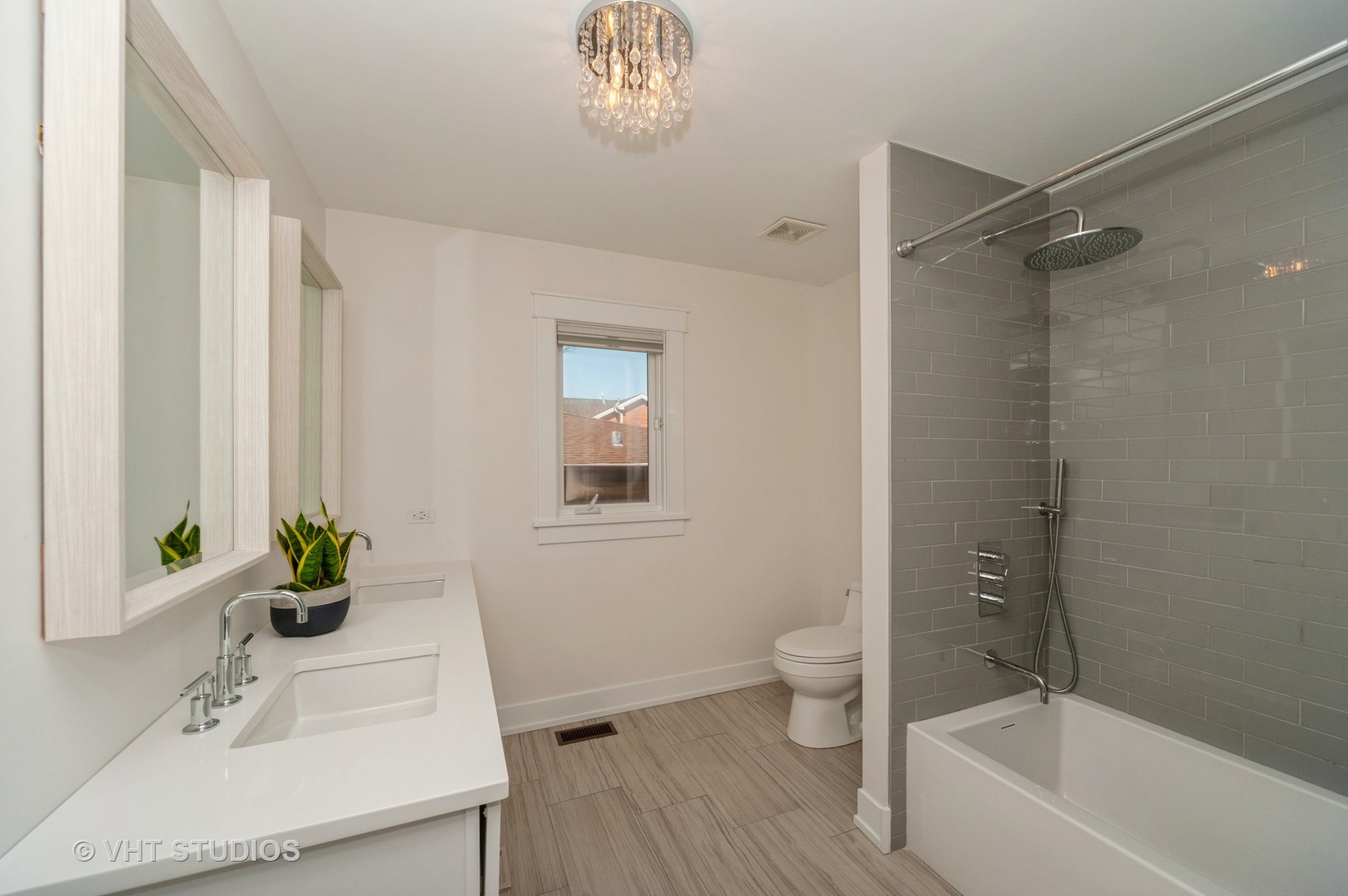217 Devon Avenue Park Ridge, IL 60068 - Photo 18 of 28 a bathroom with a sink a toilet and a bathtub