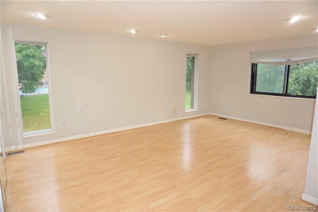 2218 Rhine Road West Bloomfield, MI 48323 - Photo 16 of 39