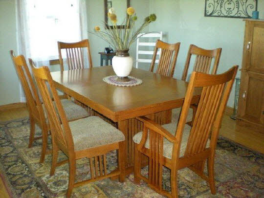 1711 East Currier Road Freeport, IL 61032 - Photo 3 of 8 a view of a dining room with furniture