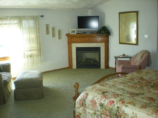 1711 East Currier Road Freeport, IL 61032 - Photo 7 of 8 a bedroom with a bed and a television