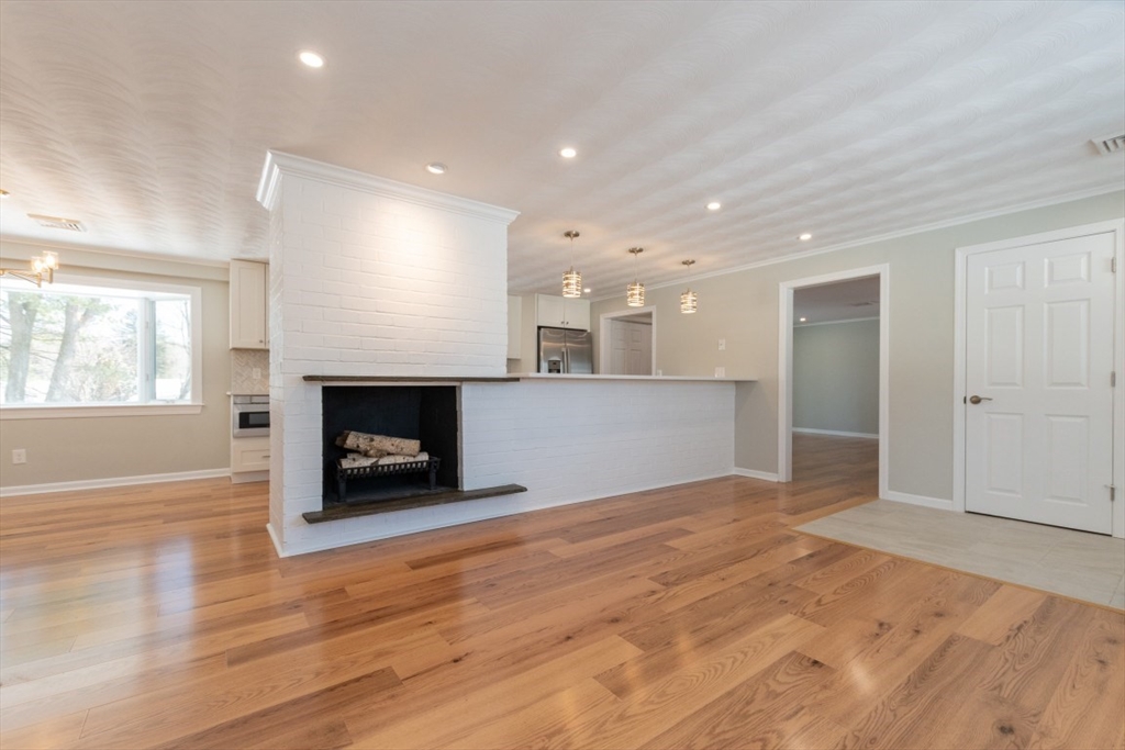 689 Old Connecticut Path Framingham, MA 01701 - Photo 6 of 35