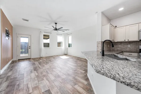 $2,600 | 4502 Park Trail Lane, Pasadena, TX 77505